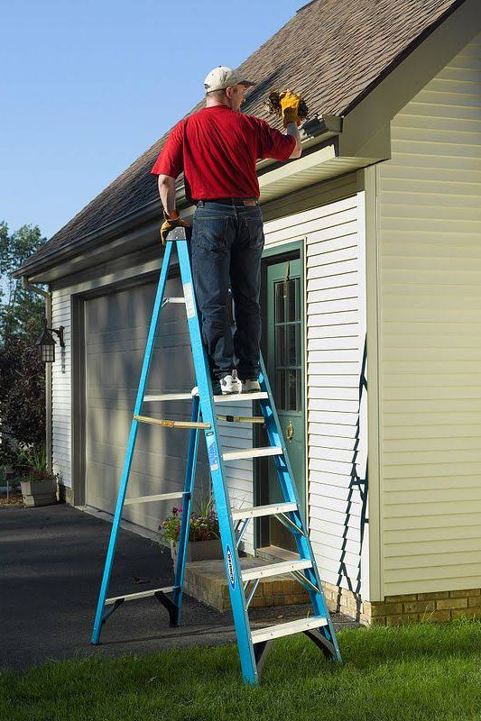 Werner 8 ft. Fiberglass Step Ladder with 250 lb. Load Type I